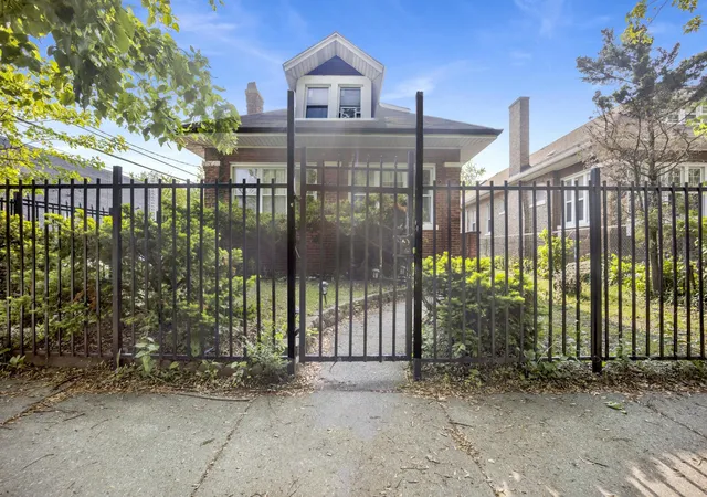 Photo 1 of Sale Pending at 7515 S E End Ave, Chicago, IL 60649 | MLS# 12398386 | Listing updated on 2026-07-31