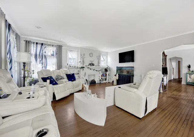 Photo 2 of Sale Pending at 7515 S E End Ave, Chicago, IL 60649 | MLS# 12398386 | Listing updated on 2026-07-31