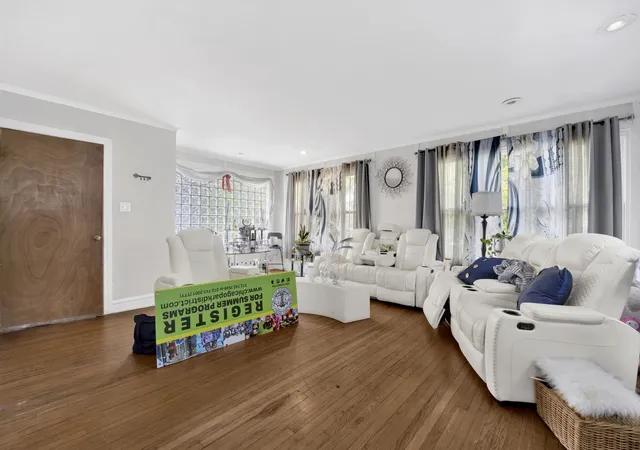 Photo 3 of Sale Pending at 7515 S E End Ave, Chicago, IL 60649 | MLS# 12398386 | Listing updated on 2026-07-31