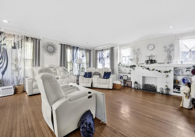 Photo 3 of Sale Pending at 7515 S E End Ave, Chicago, IL 60649 | MLS# 12398386 | Listing updated on 2026-07-31