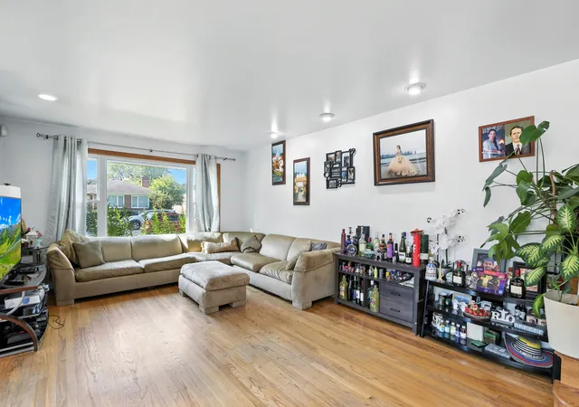 5th image of 3814 W Sherwin Ave, Lincolnwood, IL 60712 | MLS# 12402131