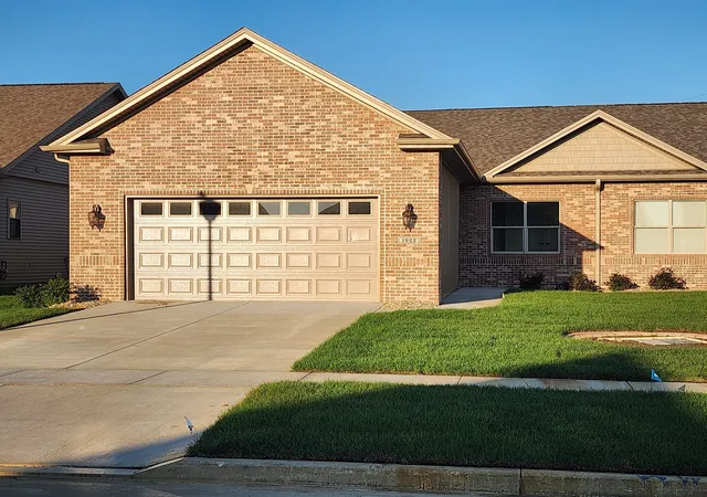 Homes for sale in Bloomington, IL | 1922 Dunraven Rd, Bloomington, IL 61704 | MLS# 12415870