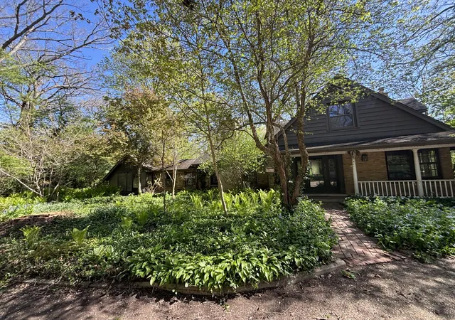 3rd image of 29W101 Morris Ct, Warrenville, IL 60555 | MLS# 12432915
