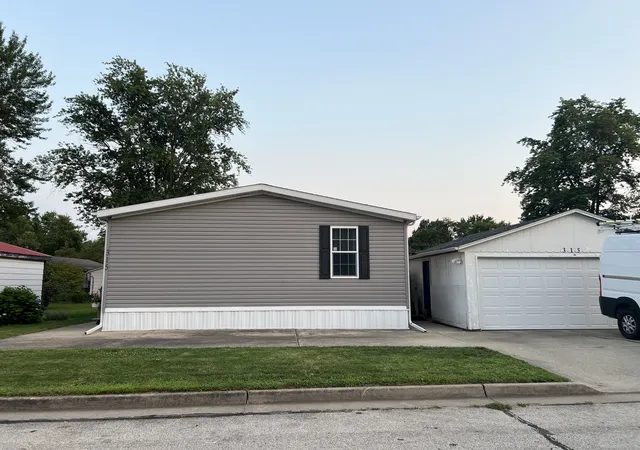 Photo 4 of Manufactured home for sale at 315 Ave F, Bloomington, IL 61704 | MLS# 12433041 | Listing updated on 2026-07-30