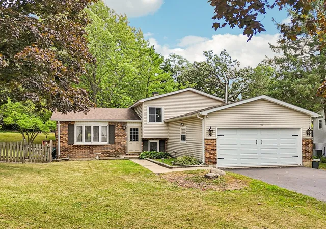 Photo 1 of Single family home for sale at 710 Greenbriar Ln, Lindenhurst, IL 60046 | MLS# 12437518 | Listing updated on 2026-04-26