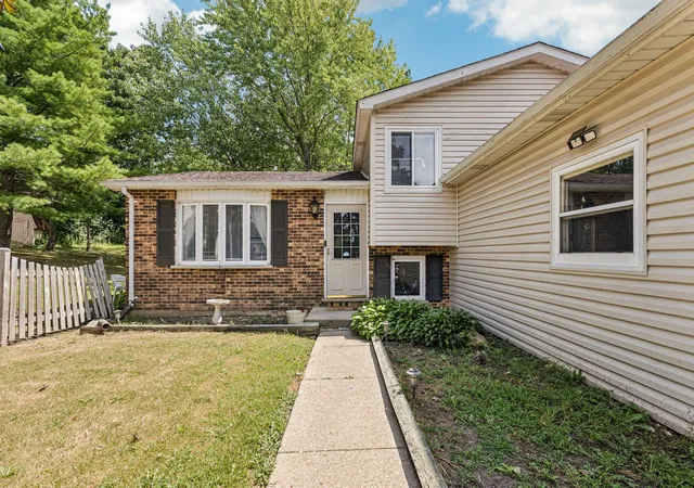 Photo 2 of Single family home for sale at 710 Greenbriar Ln, Lindenhurst, IL 60046 | MLS# 12437518 | Listing updated on 2026-04-26