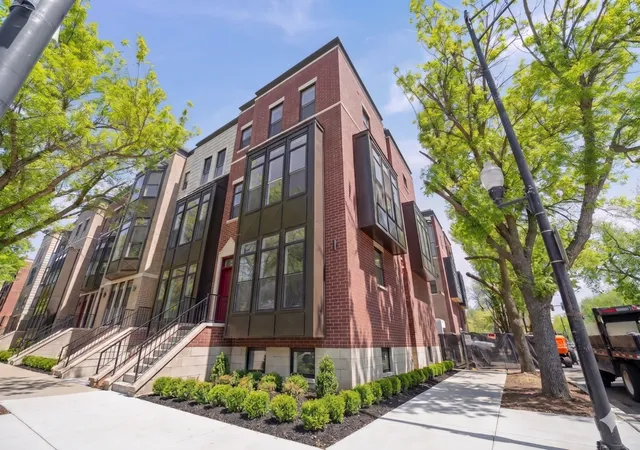 Homes for sale in Chicago, IL | 3249 S Calumet Ave, Chicago, IL 60616 | MLS# 12451617