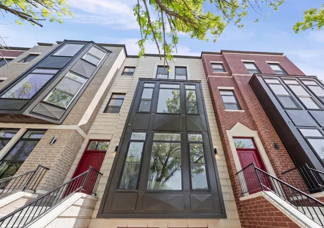 Homes for sale in Chicago, IL | 3249 S Calumet Ave, Chicago, IL 60616 | MLS# 12451617