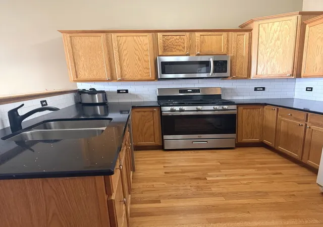 Photo 4 of Townhouse for sale at 9411 Albany Ct, Orland Park, IL 60467 | MLS# 12453243 | Listing updated on 2026-10-06