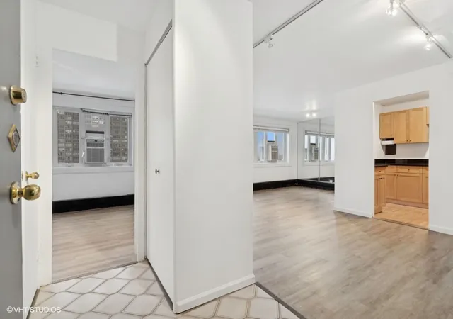 2nd image of 700 W Bittersweet Pl #1004, Chicago, IL 60613 | MLS# 12462955