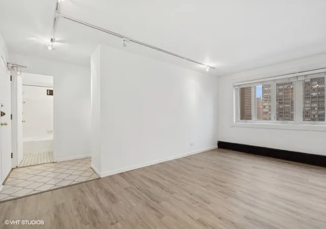 4th image of 700 W Bittersweet Pl #1004, Chicago, IL 60613 | MLS# 12462955