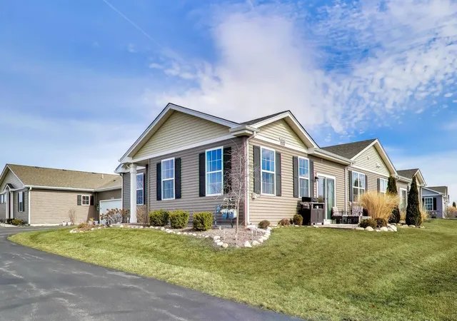 Photo 2 of Townhouse for sale at 6322 Maple Glen Dr, Wonder Lake, IL 60097 | MLS# 12468852 | Listing updated on 2026-09-25