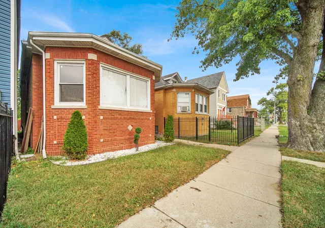 Photo 2 of Sale Pending at 7316 S Woodlawn Ave, Chicago, IL 60619 | MLS# 12481644 | Listing updated on 2026-07-18