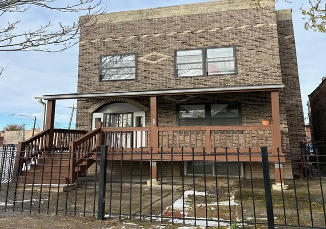 Homes for sale in Chicago, IL | 3950 W Polk St, Chicago, IL 60624 | MLS# 12484251