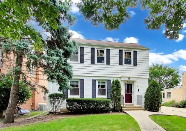 Photo 2 of Single family home for sale at 215 S Hi Lusi Ave, Mount Prospect, IL 60056 | MLS# 12494061 | Listing updated on 2026-09-28