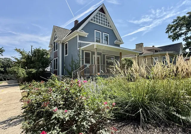 Photo 1 of Single family home for sale at 9801 S Longwood Dr, Chicago, IL 60643 | MLS# 12502670 | Listing updated on 2026-09-23