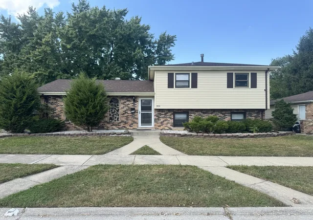 Photo 1 of Single family home for sale at 826 E 194th Street, Glenwood, IL 60425 | MLS# 12504109 | Listing updated on 2026-07-06