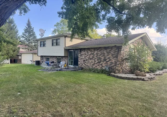 Photo 3 of Single family home for sale at 826 E 194th Street, Glenwood, IL 60425 | MLS# 12504109 | Listing updated on 2026-07-06