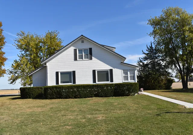 Homes for sale in Chenoa, IL | 9898 E 1200 North Rd, Chenoa, IL 61726 | MLS# 12504607