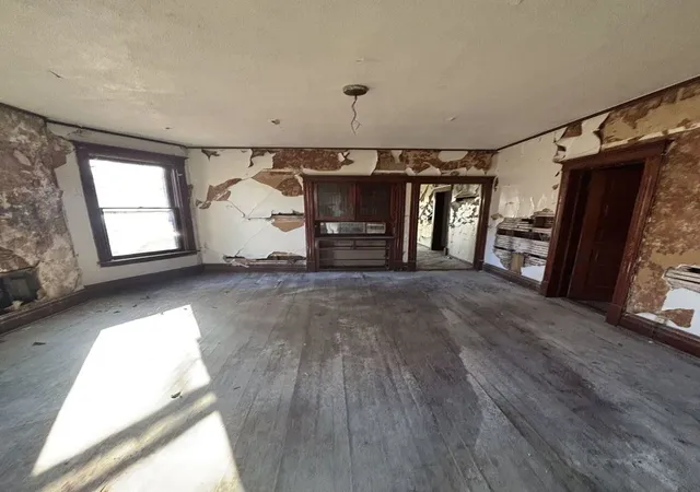 Photo 4 of Single family home for sale at 927 W 53rd Place, Chicago, IL 60609 | MLS# 12514495 | Listing updated on 2026-08-05