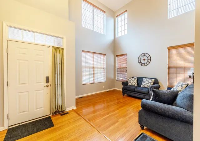 Photo 3 of Single family home for sale at 125 N Spruce Ave, Wood Dale, IL 60191 | MLS# 12516836 | Listing updated on 2026-04-26