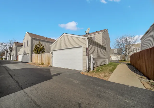 4th image of 1653 Victoria Park Cir, Aurora, IL 60504 | MLS# 12519652