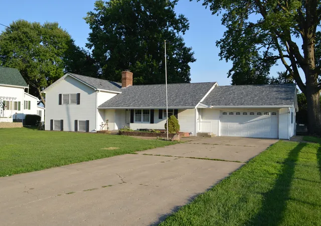 Photo 2 of Single family home for sale at 708 E Thompson St, Princeton, IL 61356 | MLS# 12527309 | Listing updated on 2026-07-19