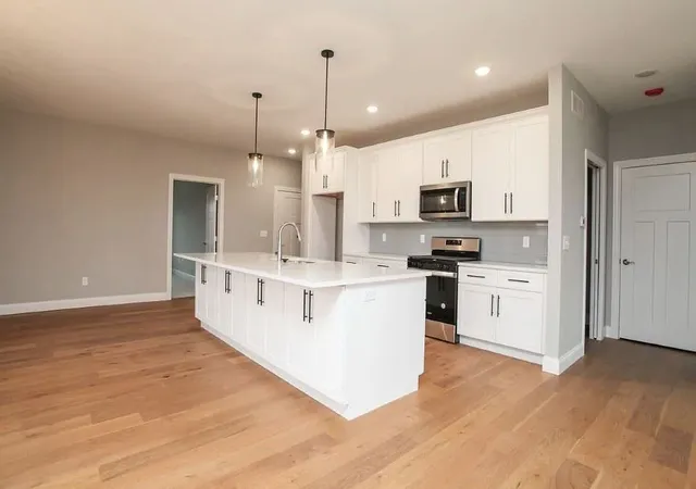 4th image of 1 Saint Ivans Cir, Bloomington, IL 61705 | MLS# 12538841