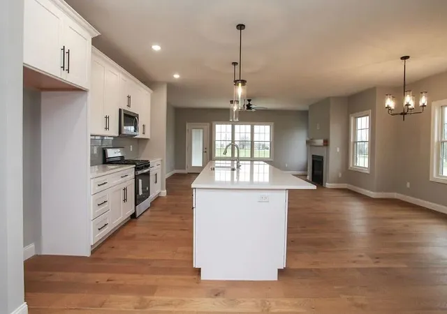 5th image of 1 Saint Ivans Cir, Bloomington, IL 61705 | MLS# 12538841