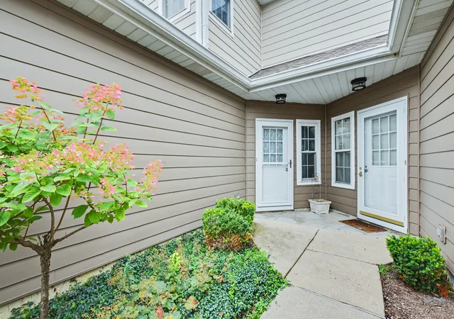 Photo 2 of Townhouse for sale at 1604 Woodhaven Ct #B, Mundelein, IL 60060 | MLS# 12540996 | Listing updated on 2026-10-06