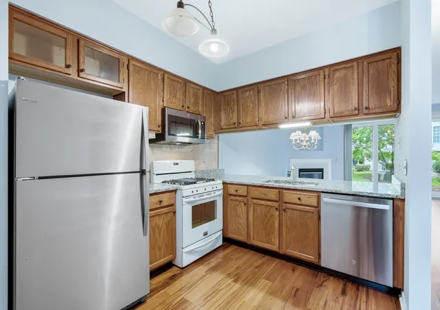Photo 4 of Townhouse for sale at 1604 Woodhaven Ct #B, Mundelein, IL 60060 | MLS# 12540996 | Listing updated on 2026-10-27