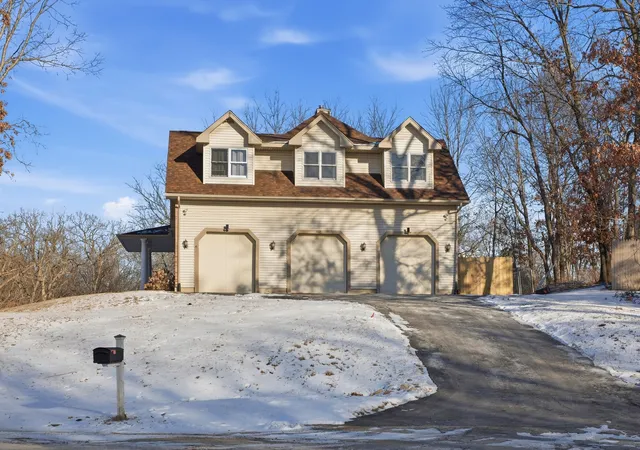 Homes for sale in Dixon, IL | 307 Knollwood Dr, Dixon, IL 61021 | MLS# 12542007