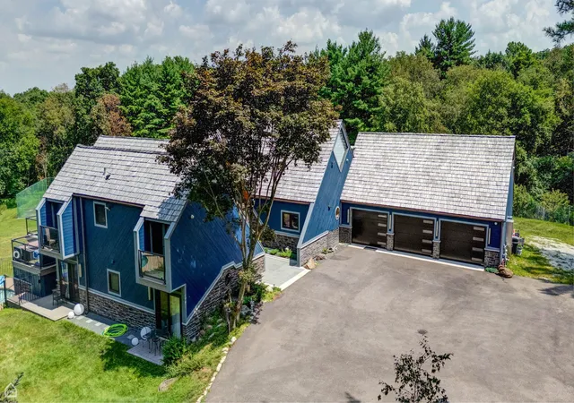 Photo 4 of Single family home for sale at 367 Overlook Rd, Barrington, IL 60010 | MLS# 12547600 | Listing updated on 2026-09-19