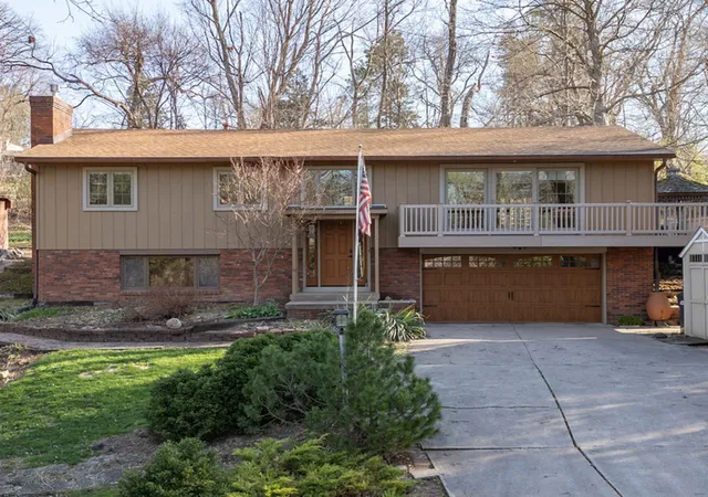 Single family home for sale at 3 Heather Ln, Clinton, IA 52732 | MLS# 12549466