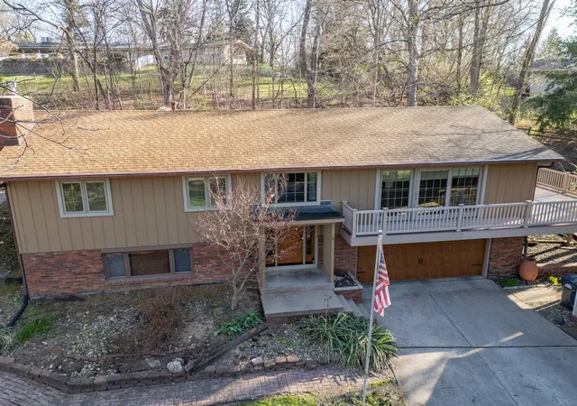 Photo 1 of Single family home for sale at 3 Heather Ln, Clinton, IA 52732 | MLS# 12549466 | Listing updated on 2026-10-06