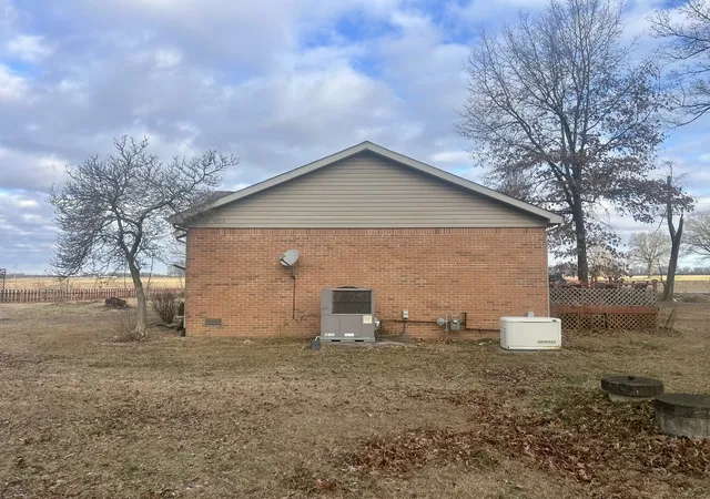 Photo 4 of Single family home for sale at 6 Carriage Ln, Metropolis, IL 62960 | MLS# 12549619 | Listing updated on 2026-08-05