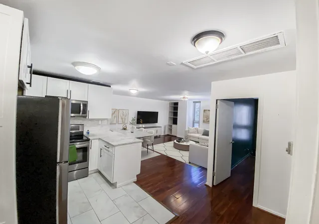 3rd image of 21 W Goethe St, Chicago, IL 60610