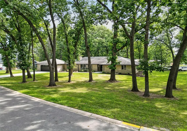 2nd image of 2711 Edgewood Dr, Dyer, IN 46311 | MLS# 12552697