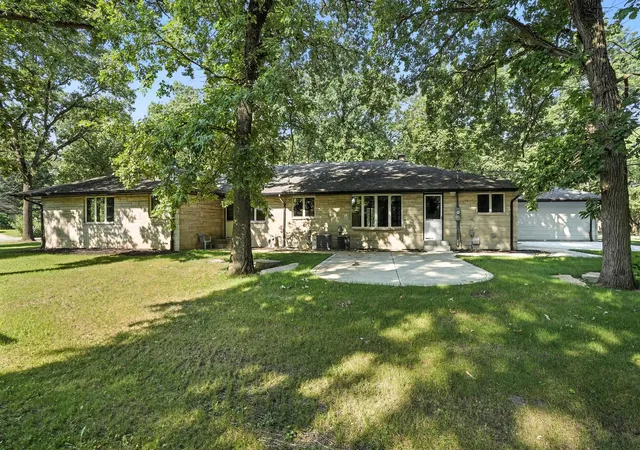Photo 4 of Single family home for sale at 2711 Edgewood Dr, Dyer, IN 46311 | MLS# 12552697 | Listing updated on 2026-10-11