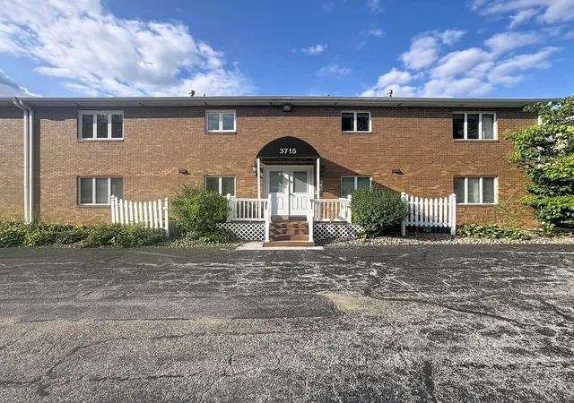 Listing Photo 1 - Condo for sale in building located at 3715 35Th St, Moline, IL 61265 - Unit #3