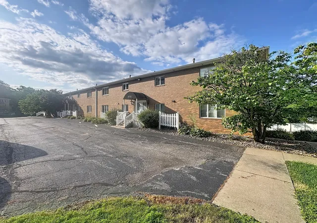 Listing Photo 2 - Condo for sale in building located at 3715 35Th St, Moline, IL 61265 - Unit #3