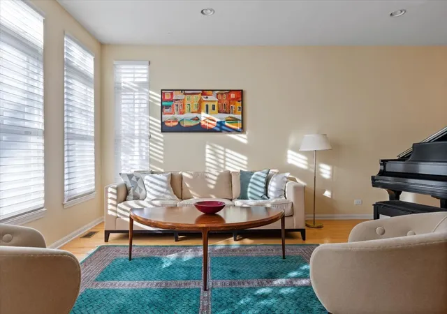 2nd image of 332 W Goethe St, Chicago, IL 60610 | MLS# 12557103