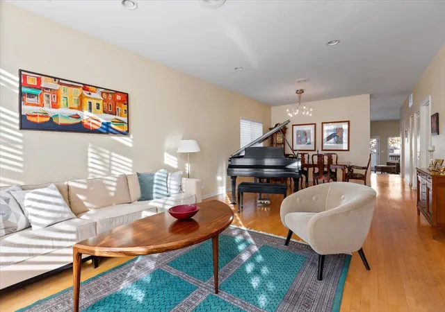 3rd image of 332 W Goethe St, Chicago, IL 60610 | MLS# 12557103