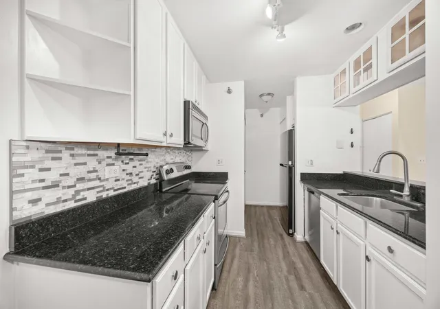 Listing Photo 4 - Condo for sale in building located at 214 Glengarry Dr, Bloomingdale, IL 60108 - Unit #201
