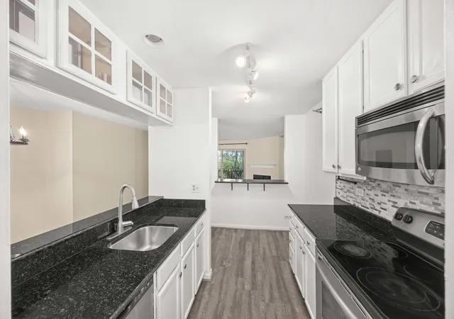 Listing Photo 5 - Condo for sale in building located at 214 Glengarry Dr, Bloomingdale, IL 60108 - Unit #201