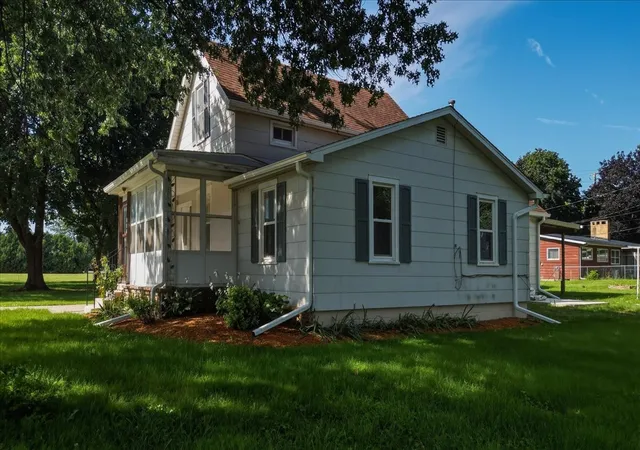Photo 3 of Single family home for sale at 404 East St, Prophetstown, IL 61277 | MLS# 12561894 | Listing updated on 2026-09-13