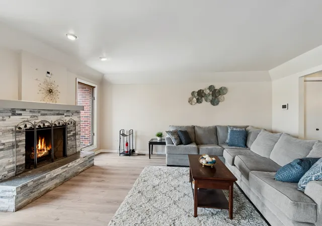 Photo 3 of Townhouse for sale at 1429 Woodhollow Dr, Flossmoor, IL 60422 | MLS# 12562702 | Listing updated on 2026-09-20