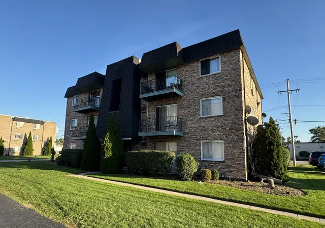 Listing Photo 1 - Condo for sale in building located at 5500 W 127Th St, Alsip, IL 60803 - Unit #4