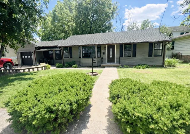 Photo 1 of Single family home for sale at 206 E 5th Street, Metropolis, IL 62960 | MLS# 12564034 | Listing updated on 2026-09-17