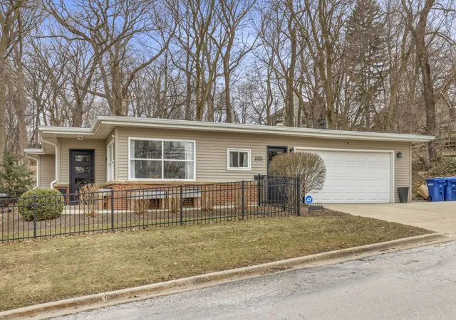 Single Family Residence at 1001 Geneva Rd, Saint Charles, IL 60174 | MLS# 12565251 | | Sold on 2026-03-31